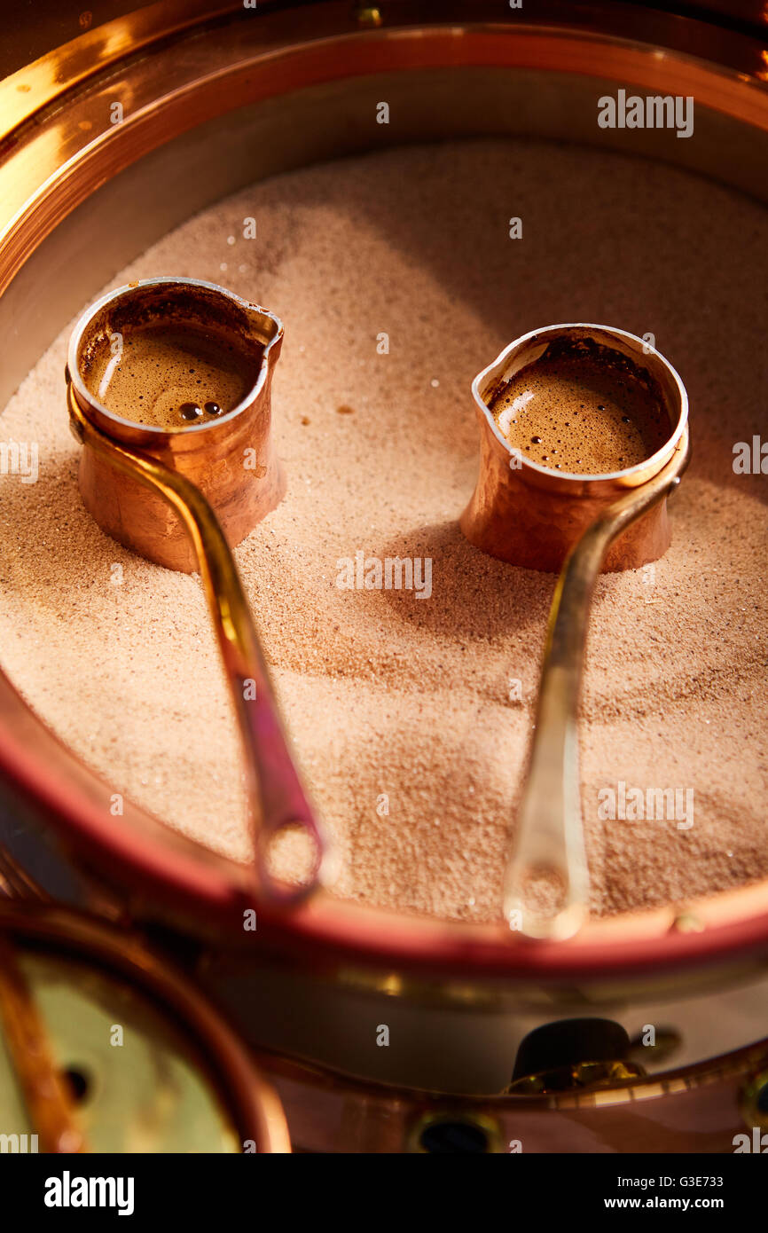 Zubereitung von türkischem Kaffee in die Cezve im Sand Café-bar  Stockfotografie - Alamy