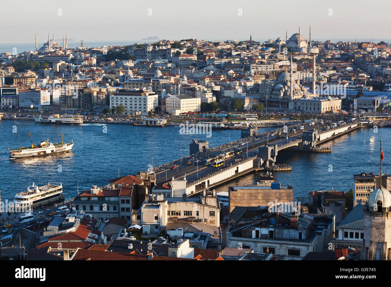 Goldene Stunde Blick über Hafen der Altstadt von Istanbul (Sultanahmet) mit Booten im Wasser; Istanbul, Türkei Stockfoto