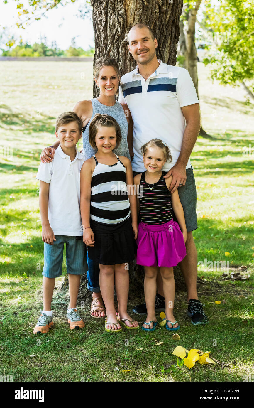 Eine Familie, posiert für ein Familienporträt in einem Park; Edmonton, Alberta, Kanada Stockfoto