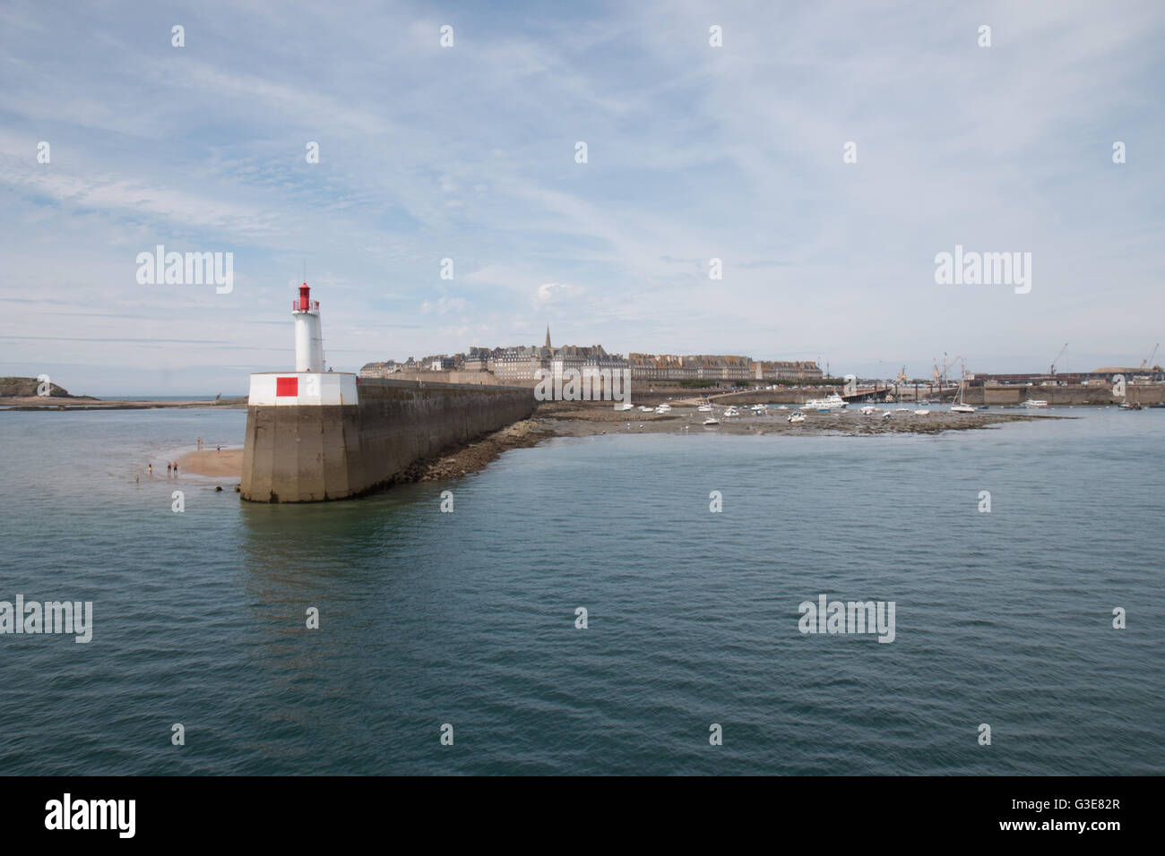 Saint-Malo, Leuchtturm und Pier vom Meer, Bretagne, Frankreich Stockfoto