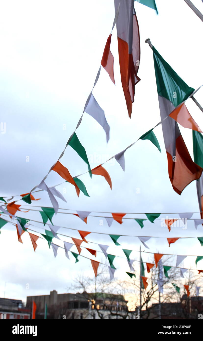 Irische Nationalflagge farbige Papier-Banner, Dublin, Irland Stockfoto