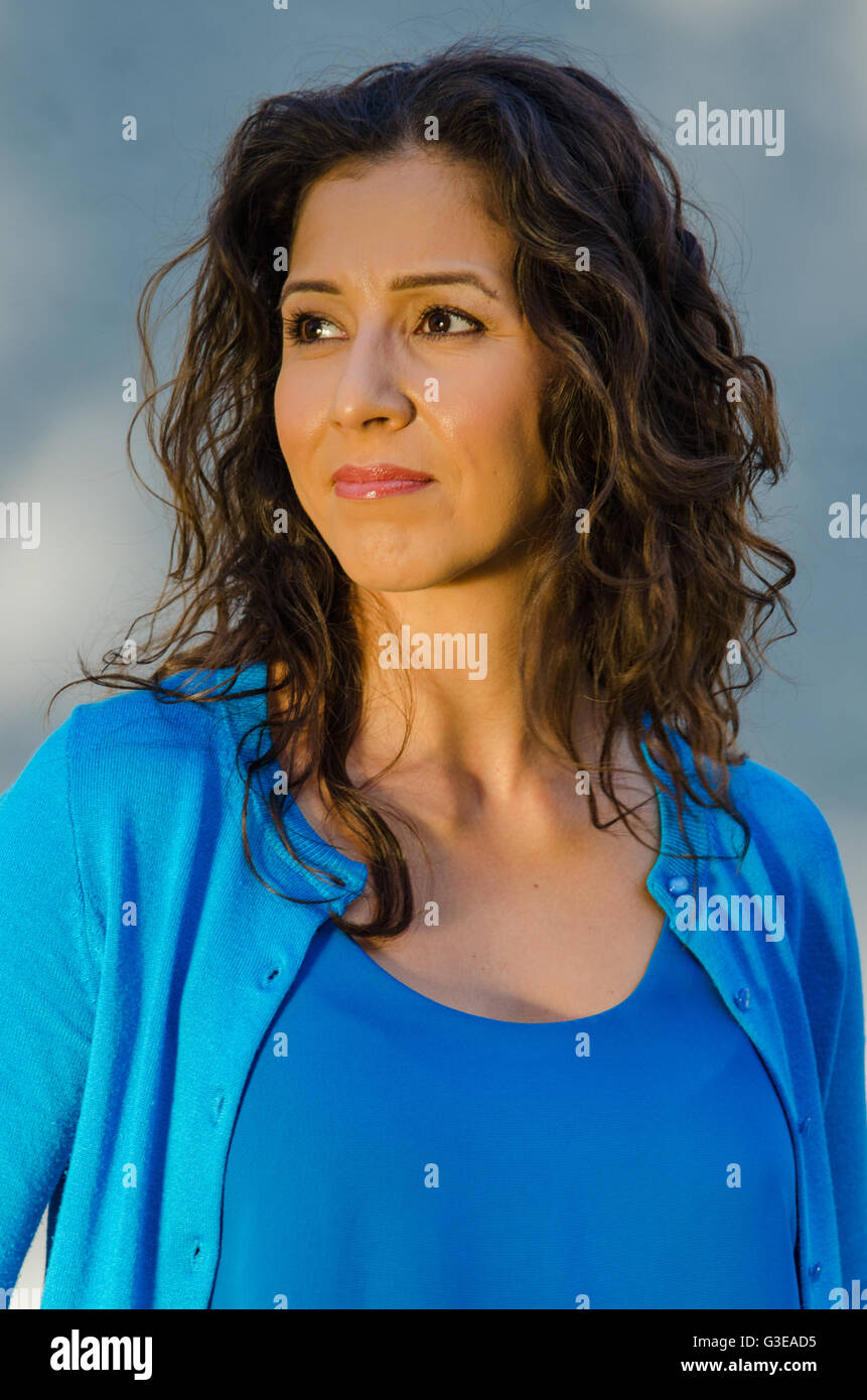 Porträt einer schönen überrascht nachdenklich Hispanic Frau in blauem Hemd und Pullover Stockfoto