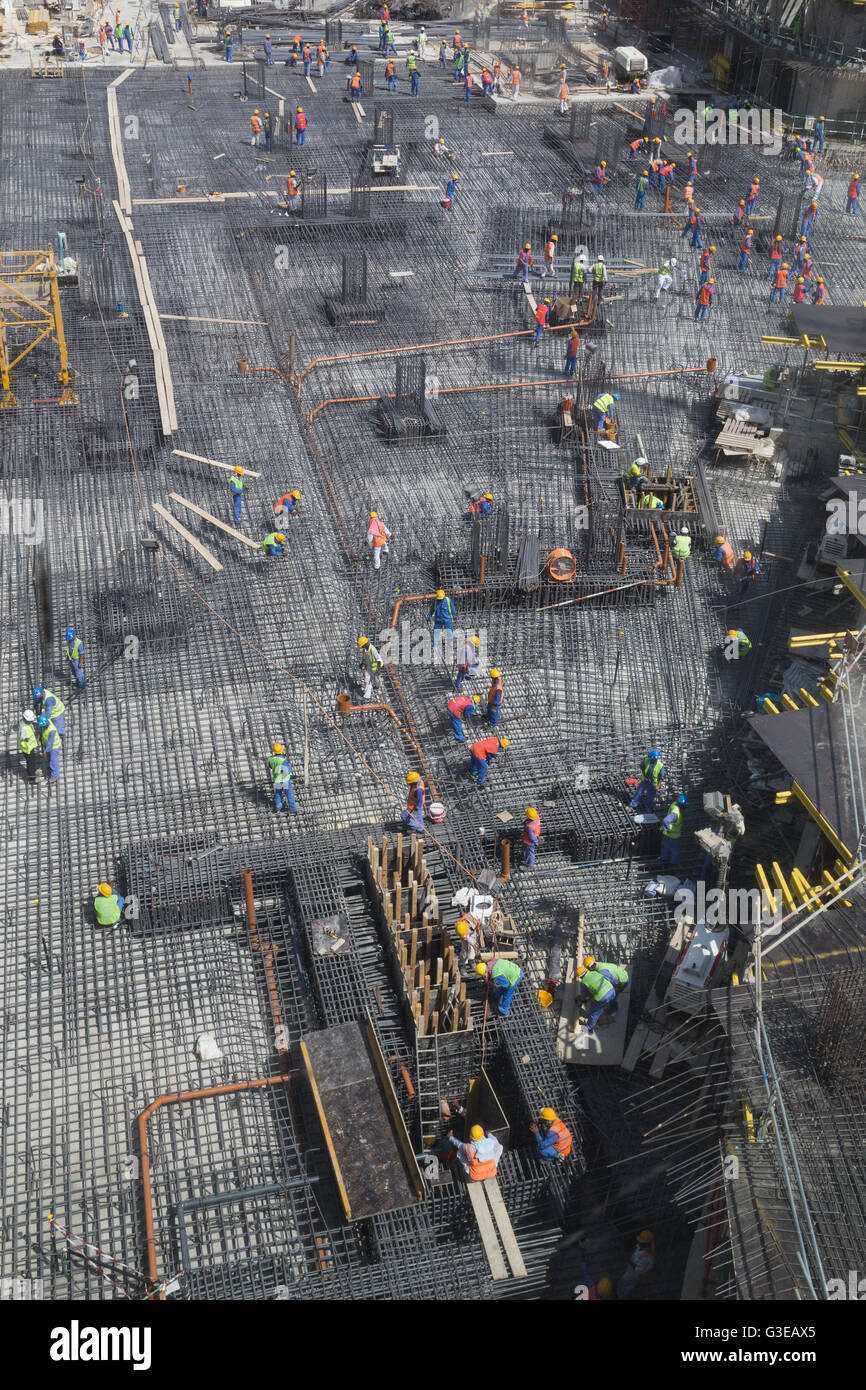 Dubai, Vereinigte Arabische Emirate - 16. Oktober 2014: Arbeiter Vorbereitung Stahlarmierung für die Stiftung eines neuen Gebäudes. Stockfoto