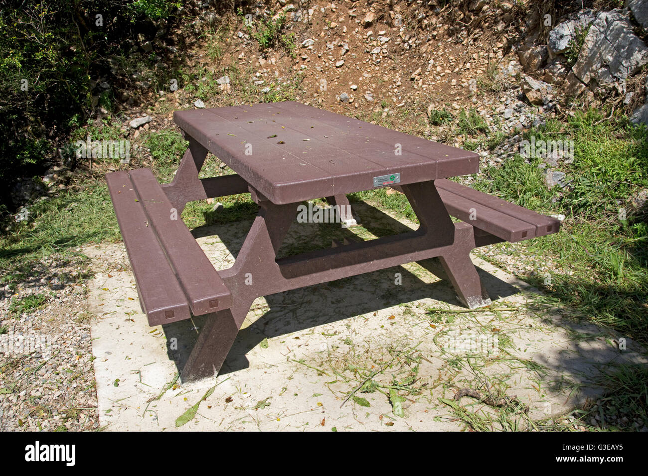 Braun Plaswood Picknick-Tisch, hergestellt aus 100 % recyceltem Kunststoff in Rastplatz Pyrenäen Frankreich Stockfoto