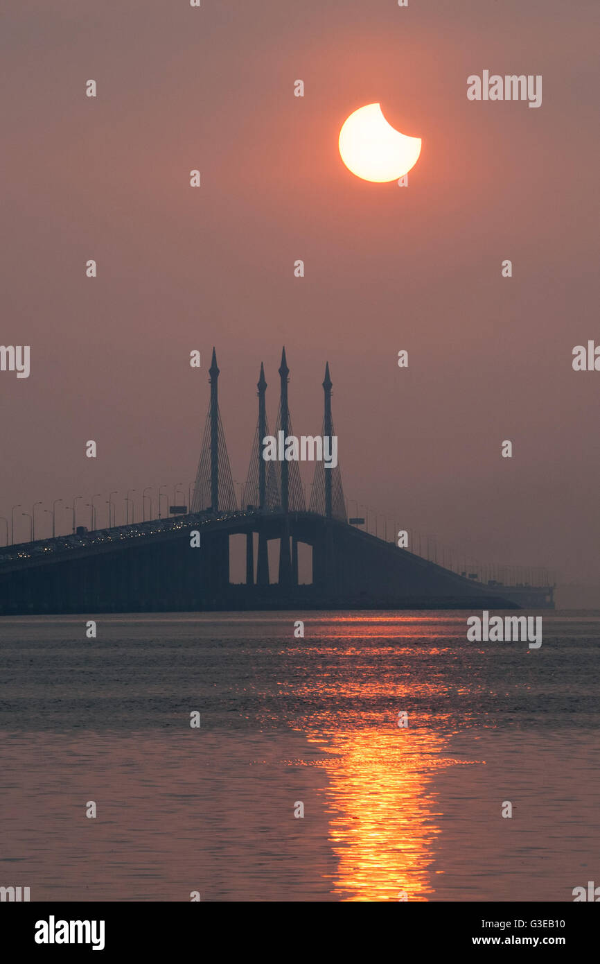 Partielle Sonnenfinsternis in Penang-Brücke, George Town, Penang, Malaysia Stockfoto