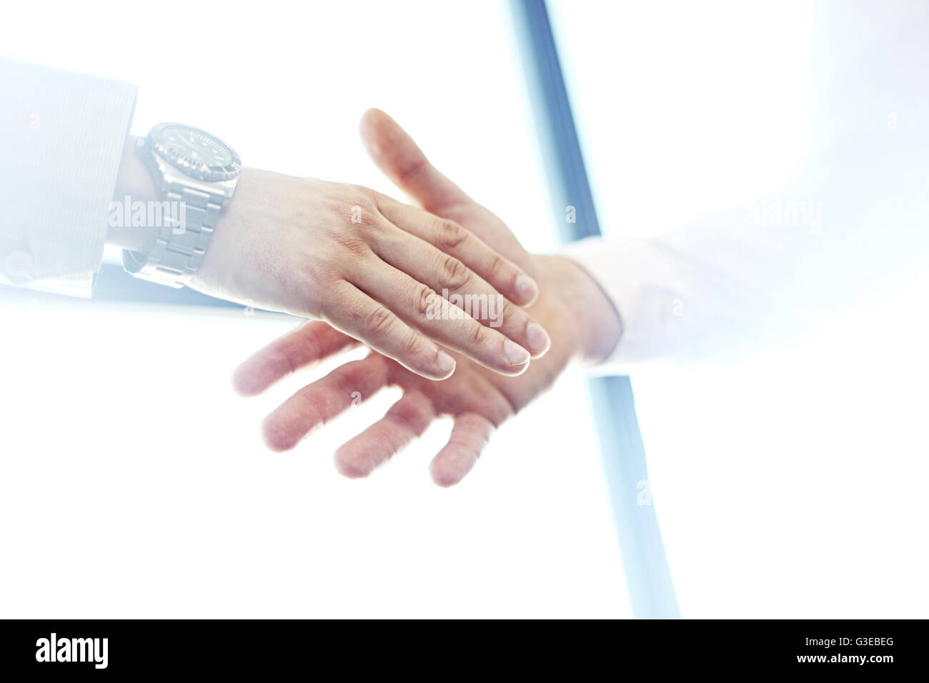 Geschäftskonzept Partnerschaft treffen. Bild Geschäftsmann Handshake. Unscharfe, sunlights Stockfoto