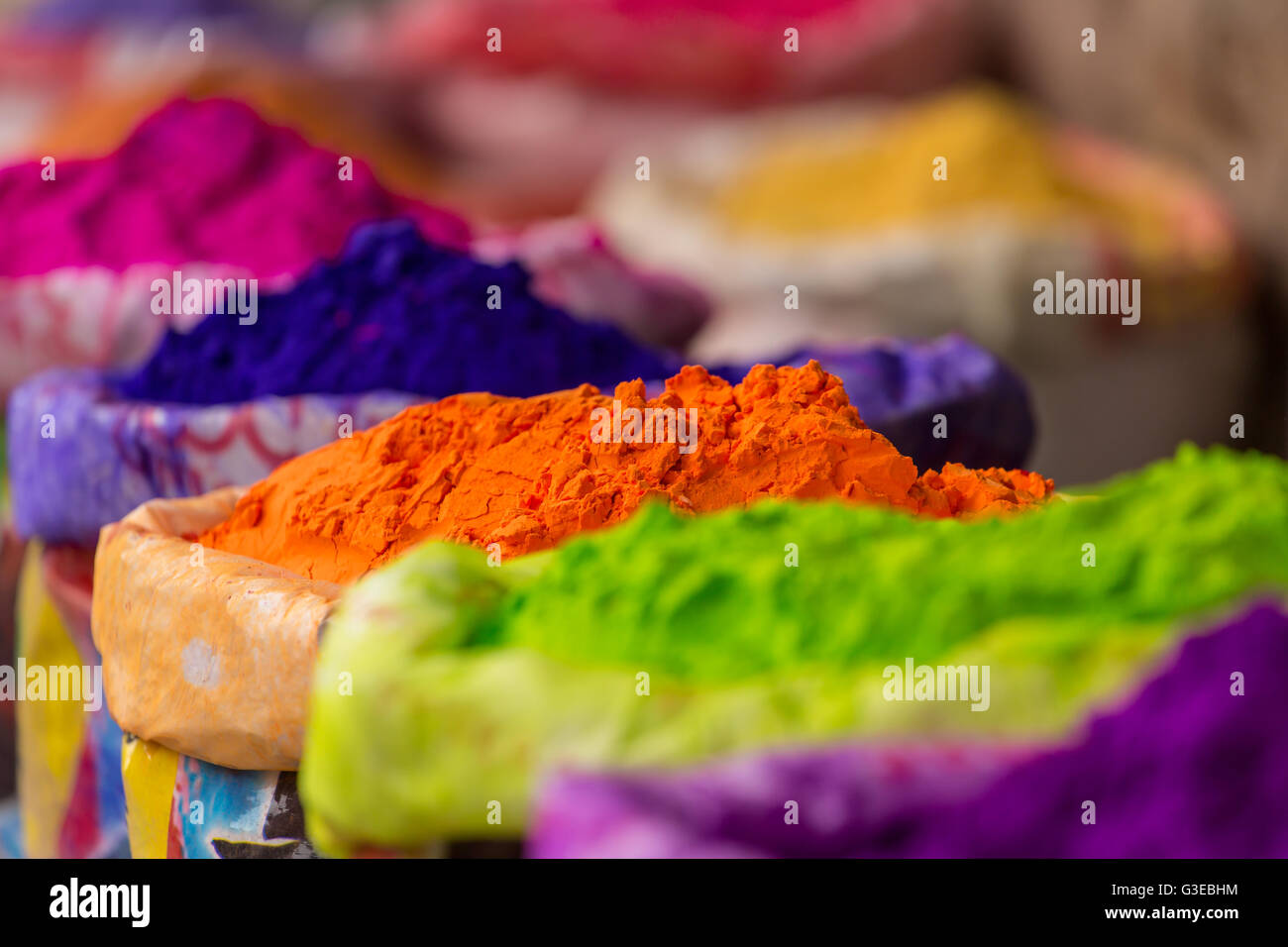 Bunter Haufen von pulverförmigen Farbstoffe für Holi-Fest in Indien Stockfoto