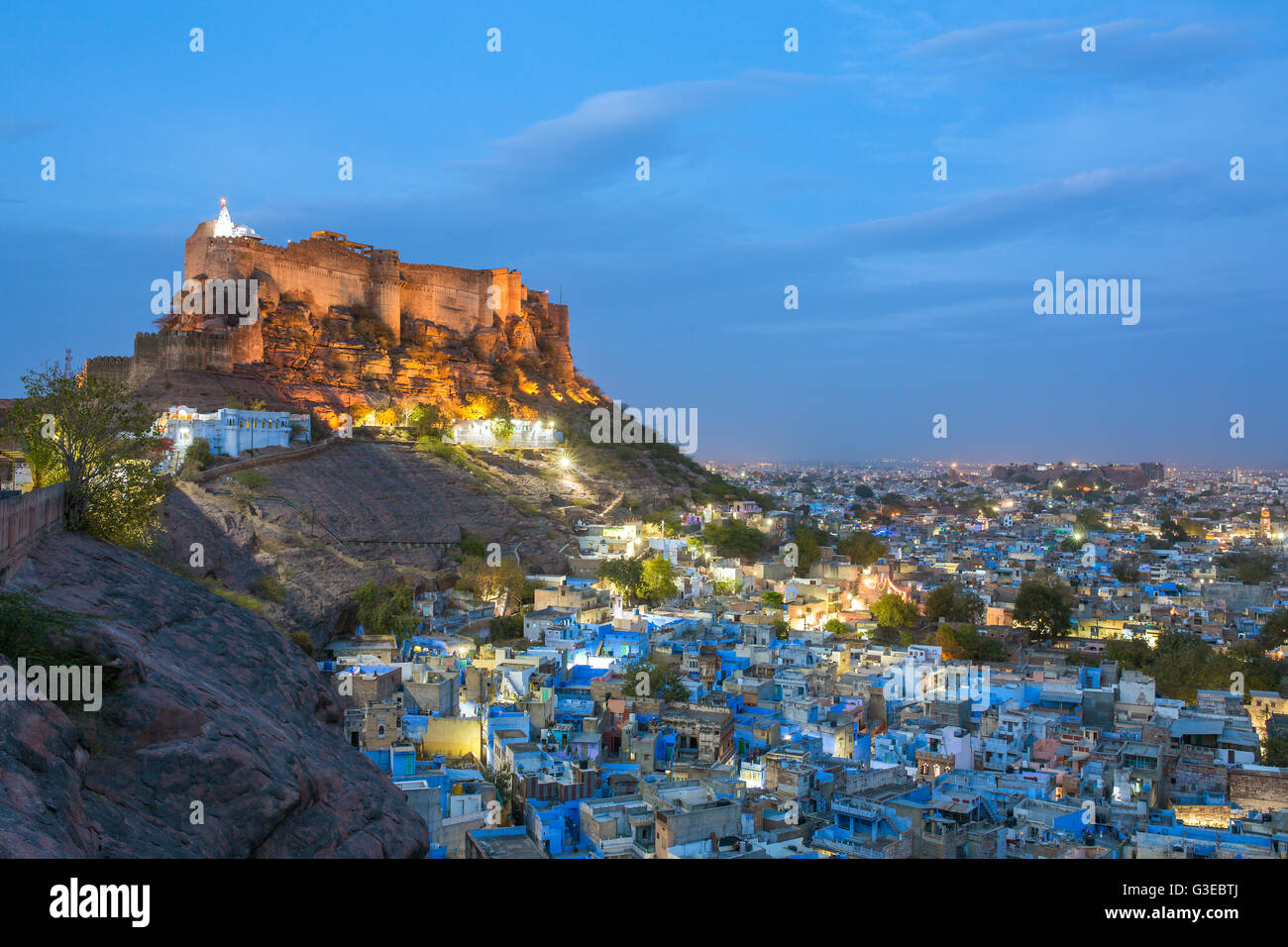 Blaue Stadt und Mehrangarh Fort auf dem Hügel in der Nacht in Jodhpur, Rajasthan, Indien Stockfoto