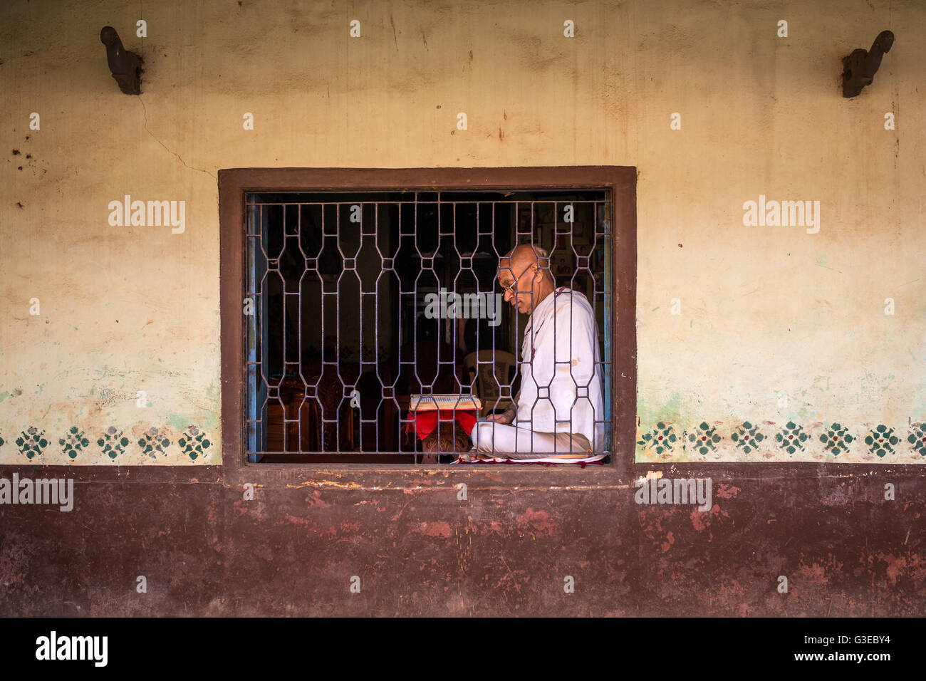 Gokarna, Indien - 16. Januar 2016: Unbekannte Tempel Brahmanen im Fenster "Tempel". Stockfoto