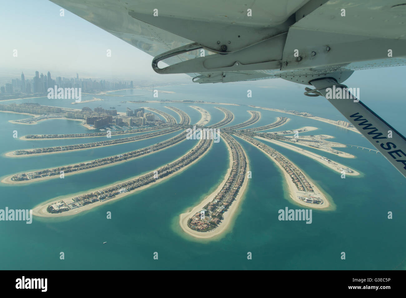 Dubai, Vereinigte Arabische Emirate - 17. Oktober 2014: Luftaufnahme der künstlichen Insel Palm Jumeirah von einem Wasserflugzeug. Stockfoto