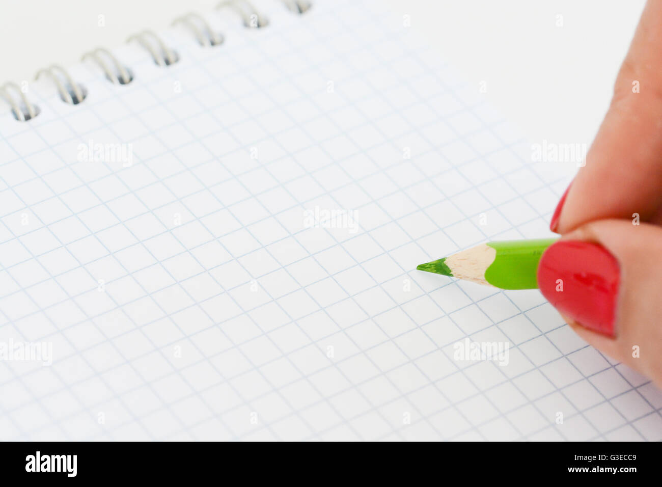 Bleistift und ein Mathe-Notebook auf weißem Hintergrund Stockfoto