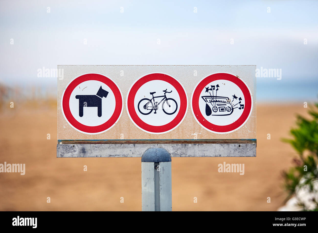 Rote und weiße Strand verboten Schild für Hunde Fahrräder und Musik Stockfoto