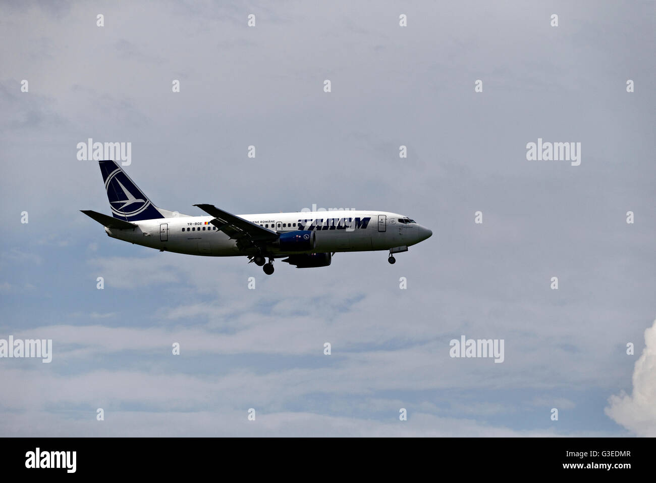 TAROM Airlines Boeing737-300 Passagierflugzeuge auf der Zielseite Ansatz, Franz-Josef-Strauß-Flughafen bei München, Deutschland Stockfoto