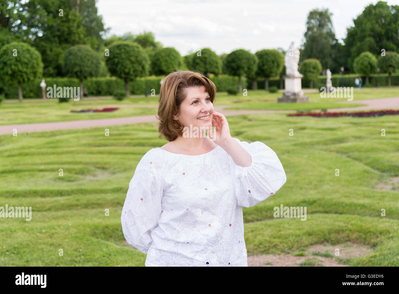 Porträt einer positiven Frau in einem weißen Bluse Stockfoto
