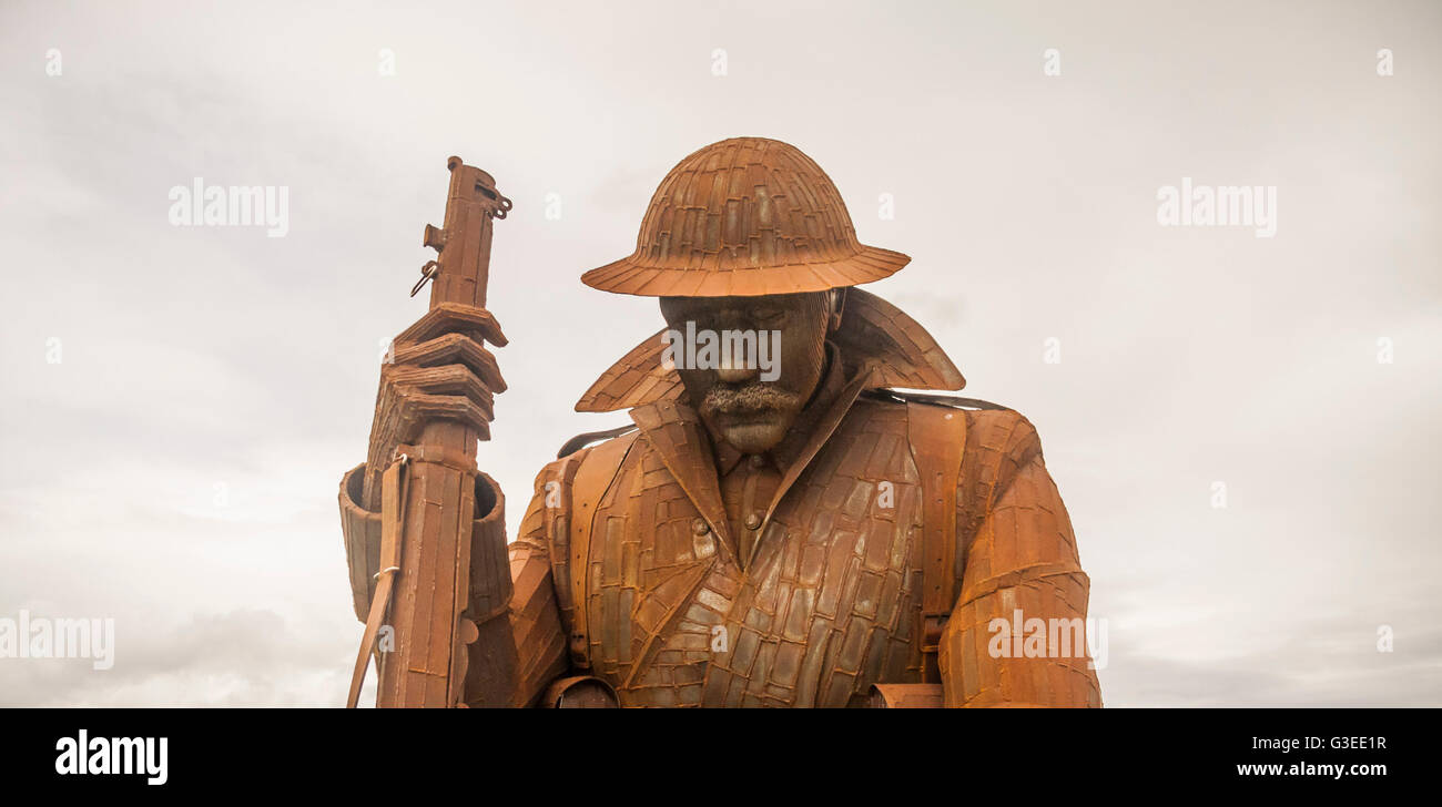 Nahaufnahme von der Denkmal-Skulptur des Künstlers Ray Lonsdale eines Krieges müden Soldaten von WW1 namens Tommy bei Seaham,Co.Durham Stockfoto