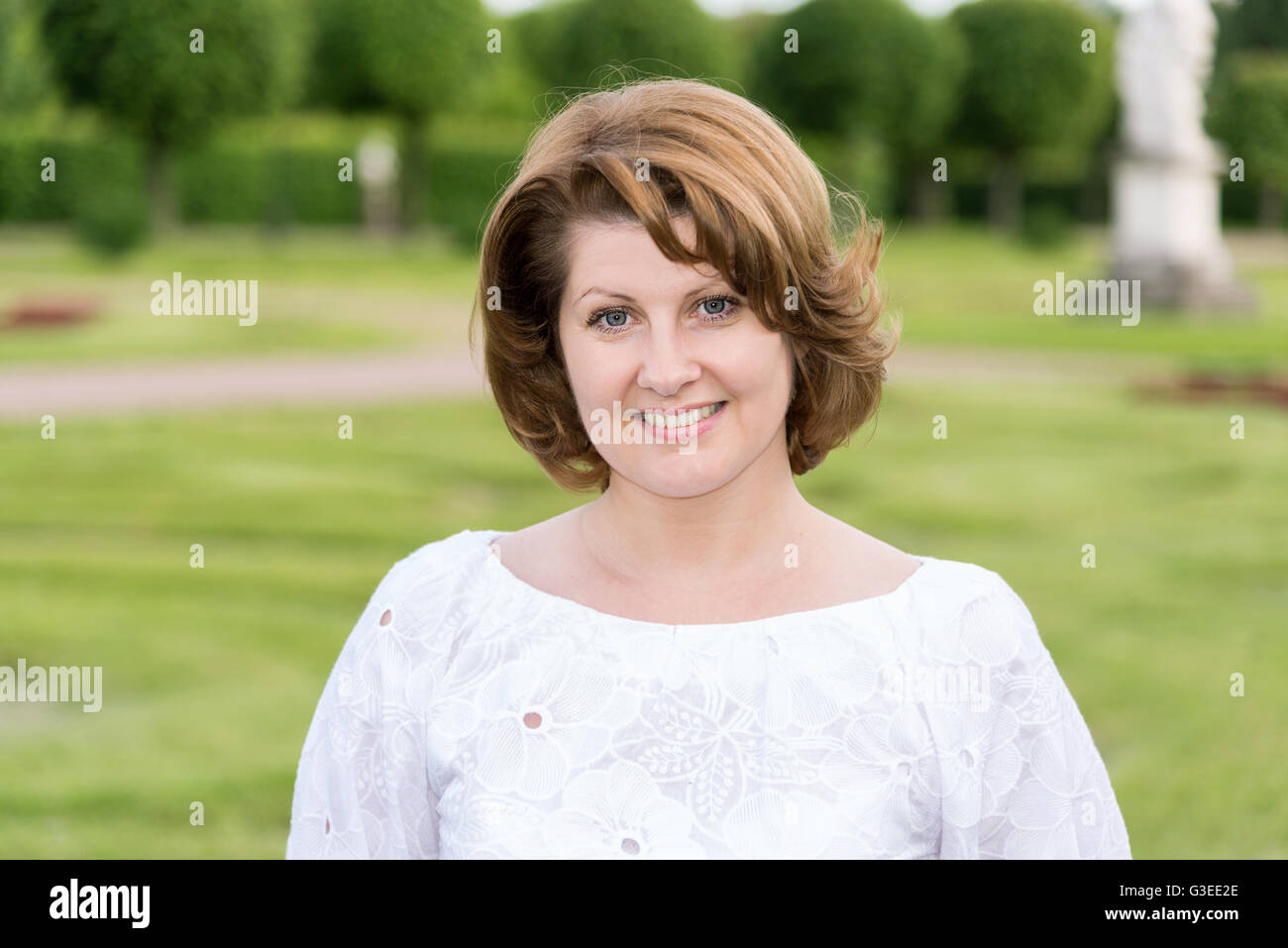 Porträt einer positiven Frau in einem weißen Bluse Stockfoto