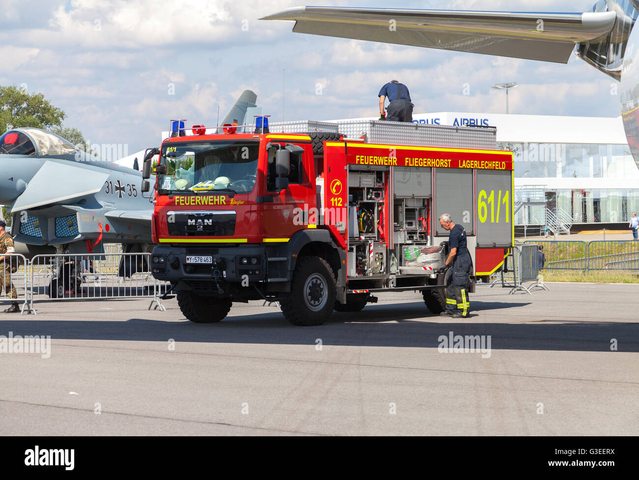 BERLIN / Deutschland - 4. Juni 2016: Deutsche Feuer-Service-Truck steht am Flughafen Schönefeld, Berlin / Deutschland am 3. Juni 2016. Stockfoto