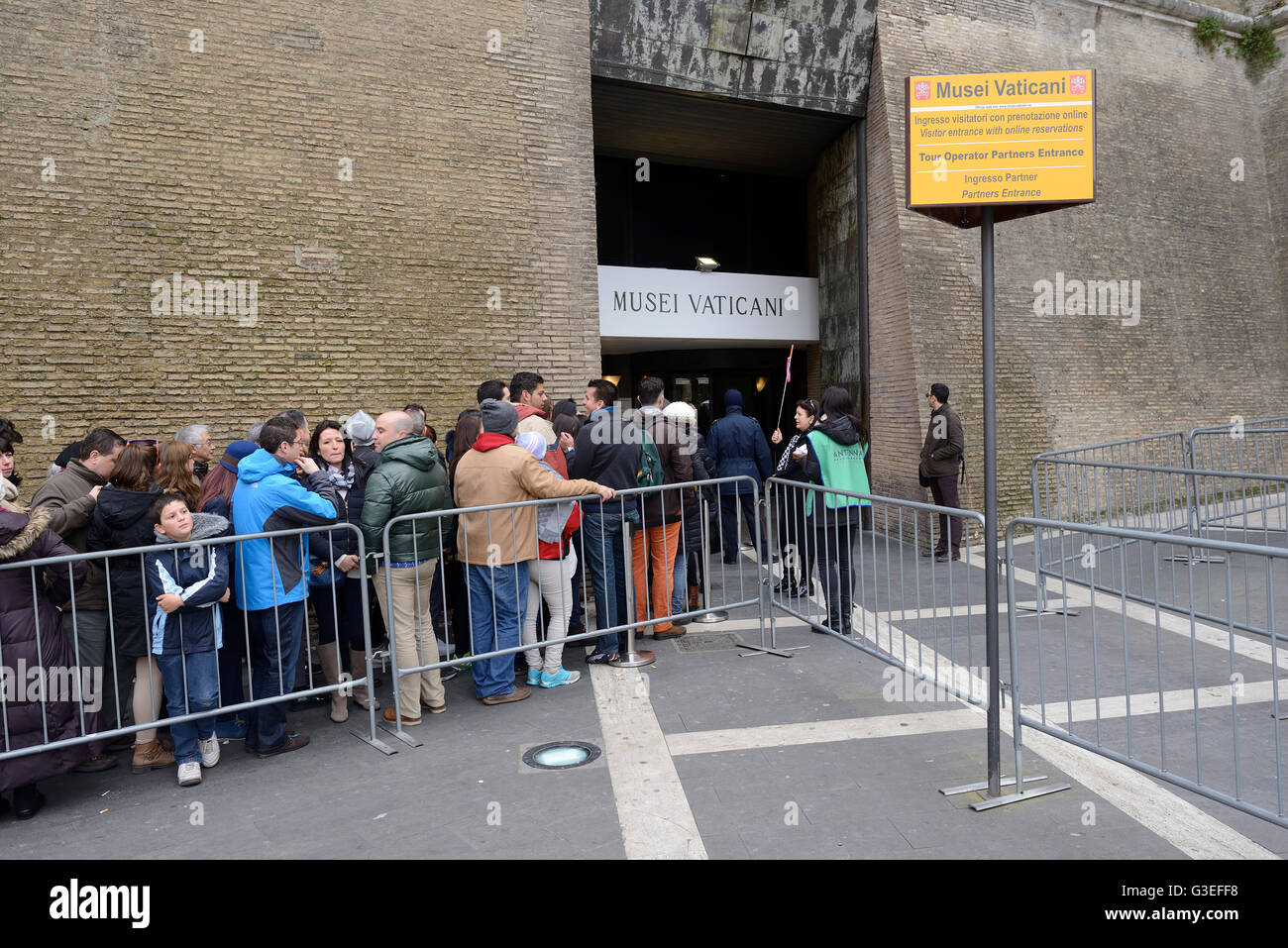 Rom. Italien. Menschen, die Warteschlangen am Eingang der Vatikanischen Museen. Stockfoto