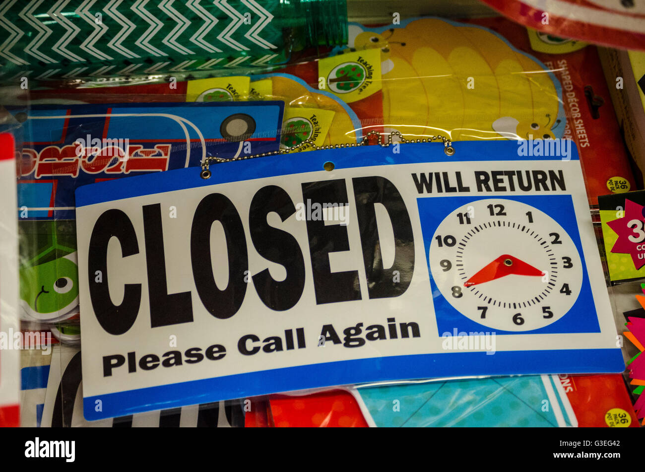 Ein Laden geschlossen-Zeichen mit einer Zeit von Rückkehr Uhr drauf. Stockfoto