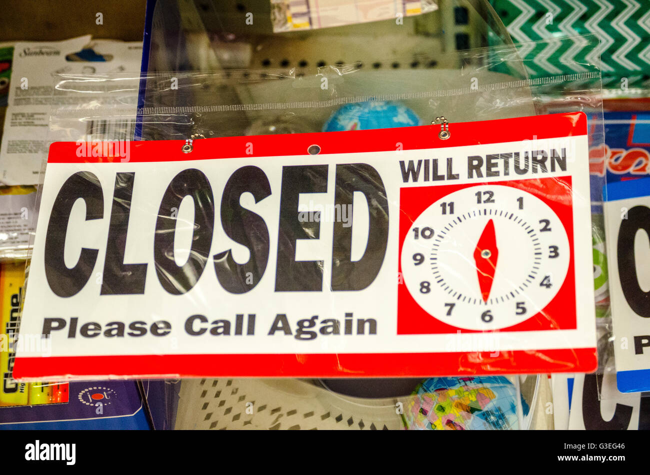 Ein Laden geschlossen-Zeichen mit einer Zeit von Rückkehr Uhr drauf. Stockfoto