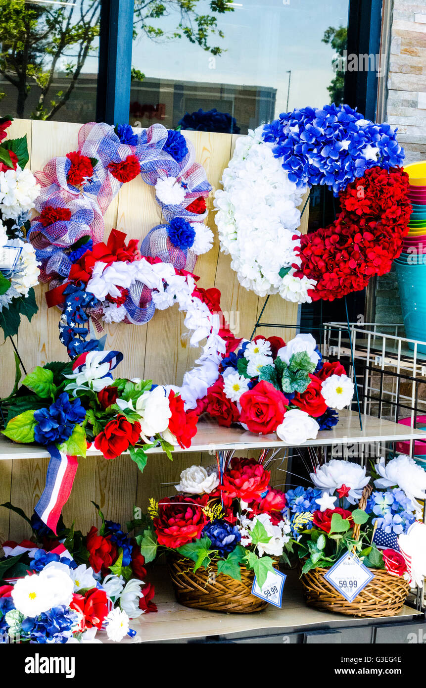 Patriotische Themen künstlichen Blumenschmuck bei einem Discounter in San Leandro, Kalifornien Stockfoto