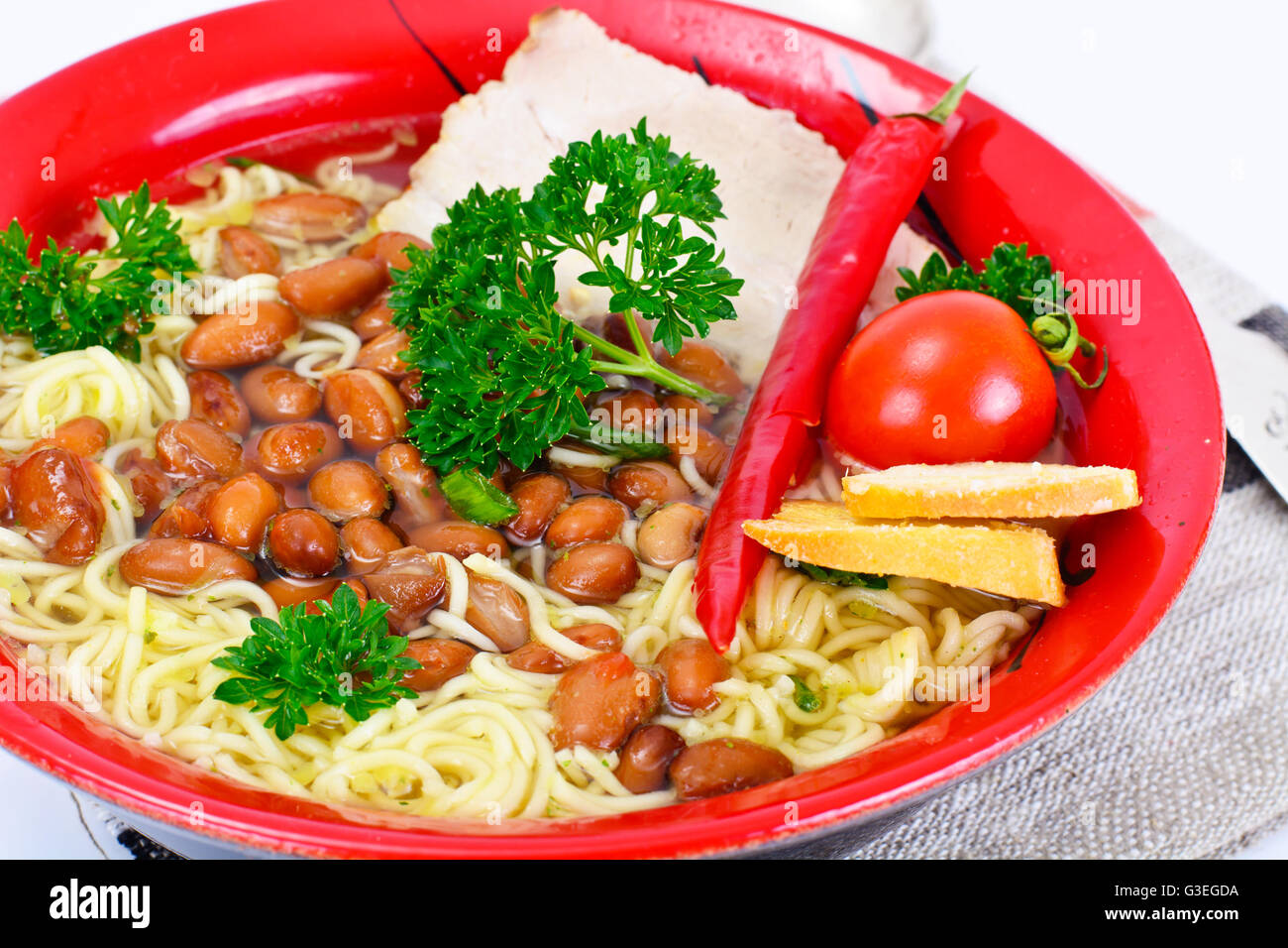 Suppe mit Bohnen und Nudeln auf Schinken Stockfoto