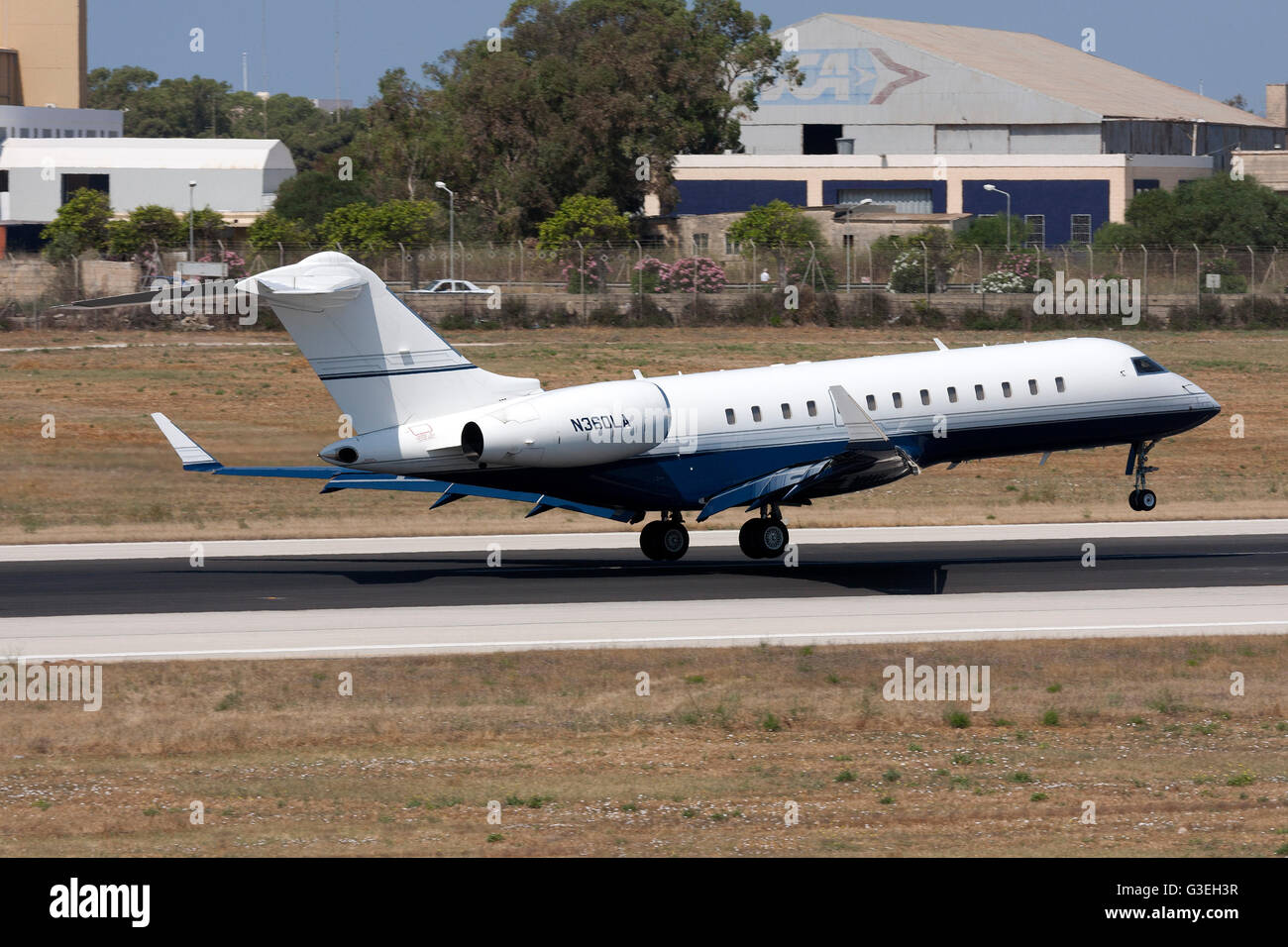 Bombardier BD-700-1A10 Global Express letzten Momente vor dem Touch down auf der Piste 32. Stockfoto