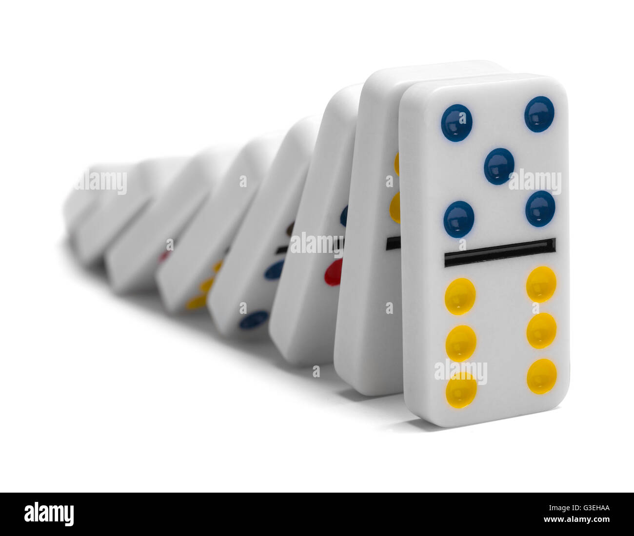 Dominoes Falling Down isoliert auf weißem Hintergrund. Stockfoto