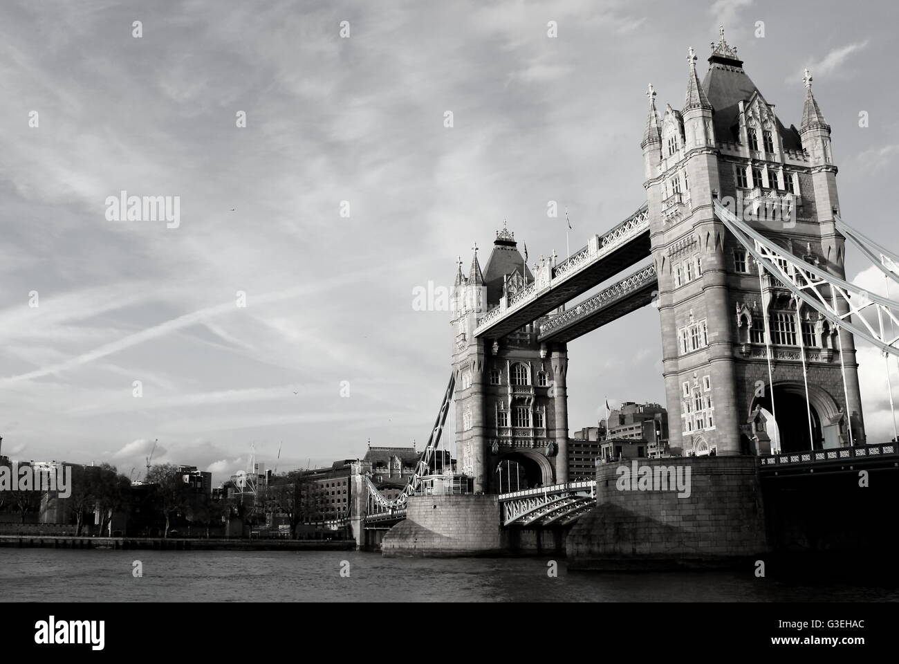 Tower Bridge London England UK Europa aus dem Osten fangen die untergehende Sonne an einem klaren Abend Stockfoto