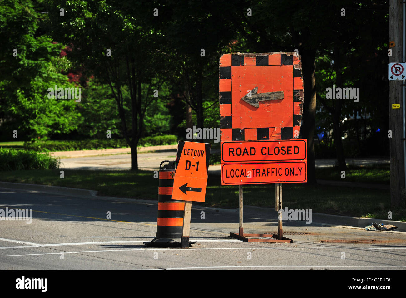 Eine Straße geschlossen Schild und Umweg Richtungen zu Beginn der Konstruktion arbeiten in London, Ontario. Stockfoto