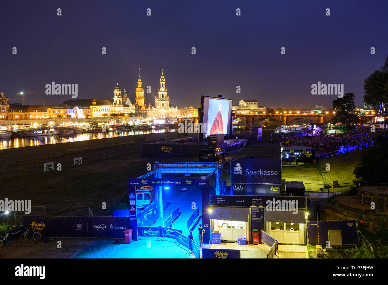 Filmabende an der Elbe, im Hintergrund Hofkirche, Schloss und Augustus Bridgee, Deutschland, Sachsen, Sachsen, Dresden Stockfoto