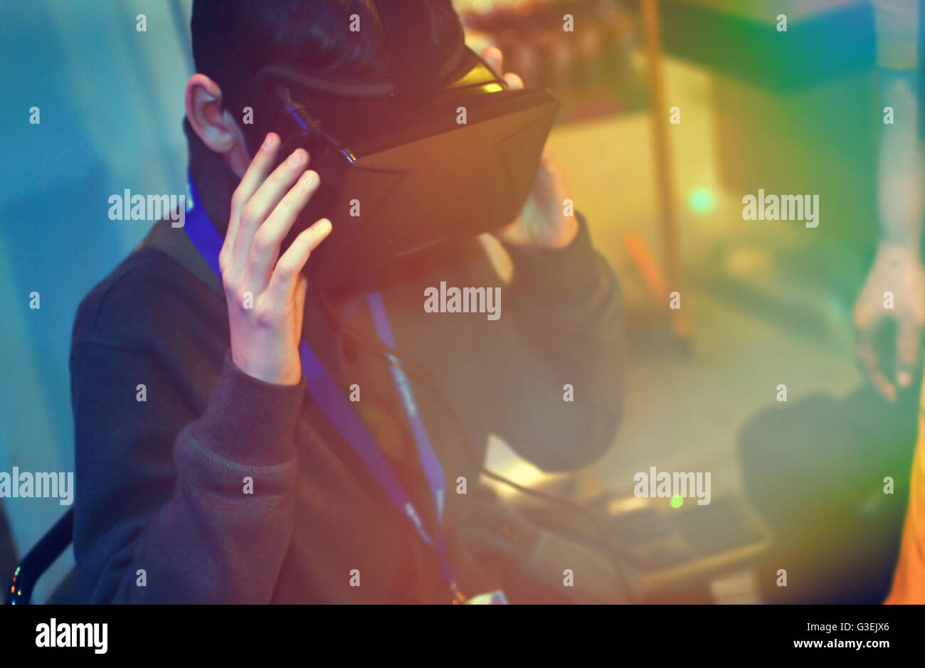 Junge nutzt eine virtual-Reality-Kopfhörer Stockfoto