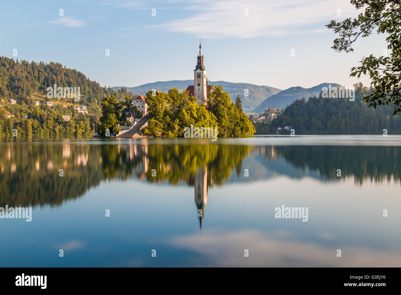 Die Kirche Mariä Himmelfahrt am Bleder See am Morgen. Reflexionen im Wasser zu sehen Stockfoto