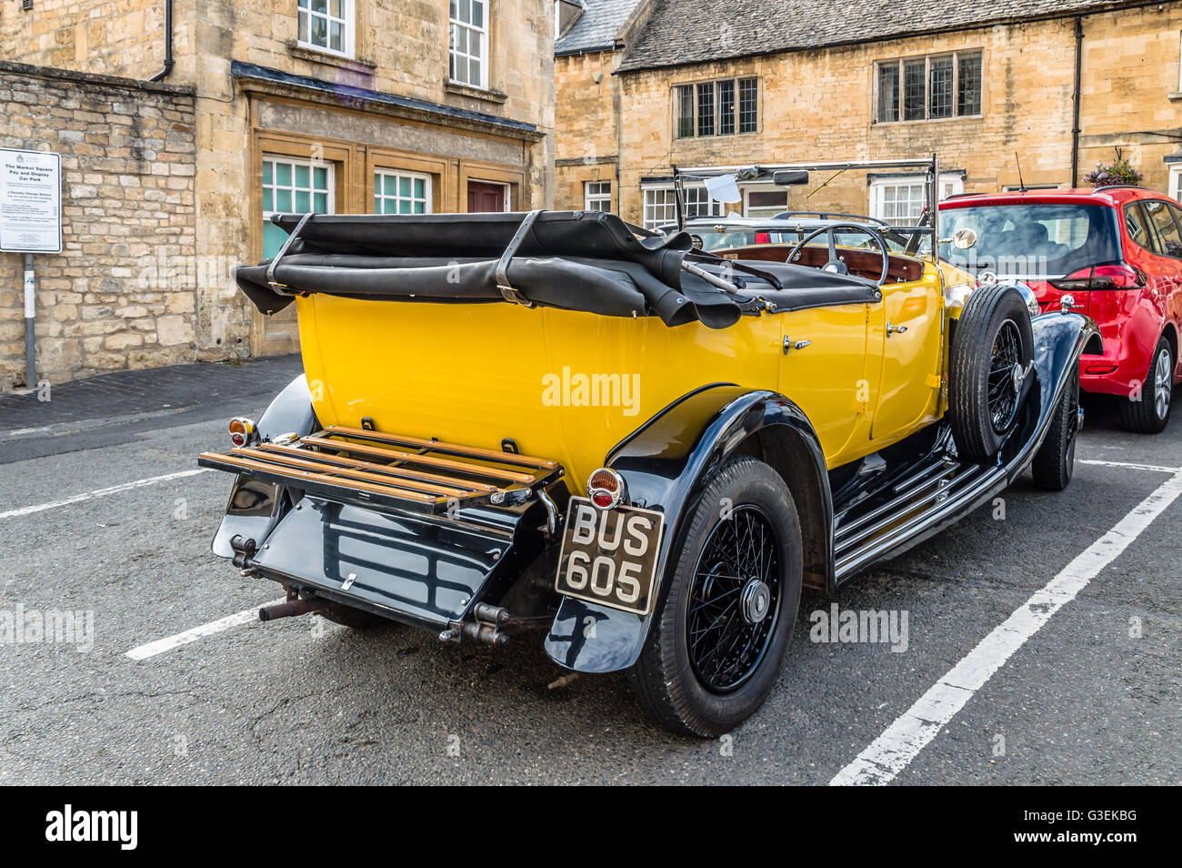 Chipping Campden, UK - 12. August 2015: Straße in Stow auf der alten Luxus Cabrio gelb Auto geparkt und mit würde. Stockfoto