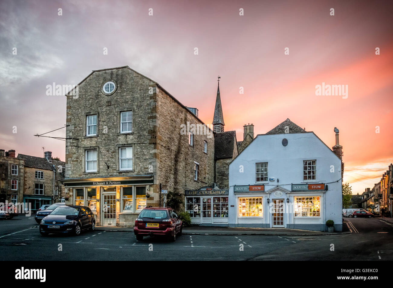 Stow-On-The-Wold, UK - 12. August 2015: Main Square von Stow auf die würde bei Sonnenuntergang, mit typischen Geschäften und Teestuben. Stockfoto