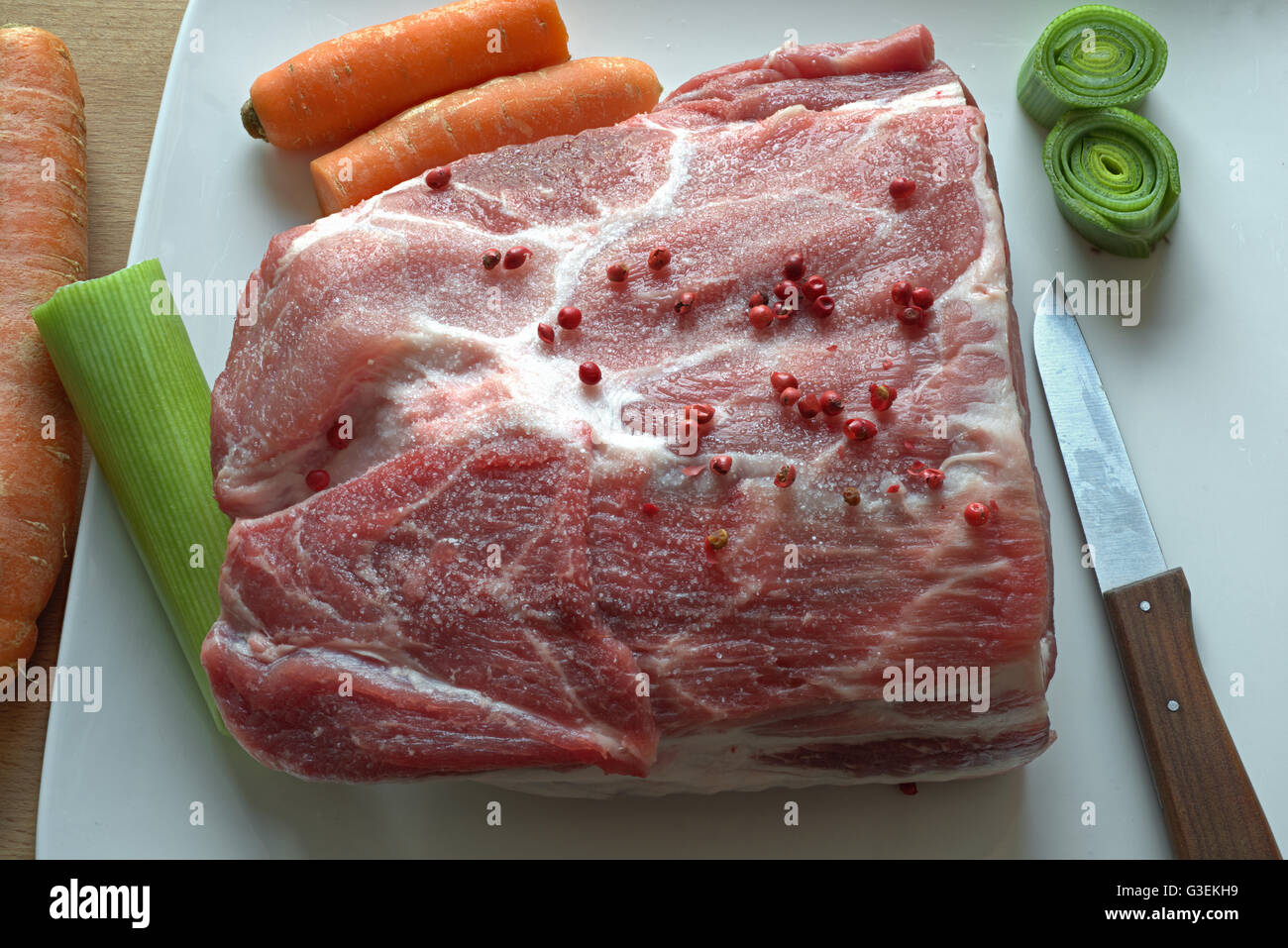 Schweineschulter ohne Knochen und Gemüse Stockfoto