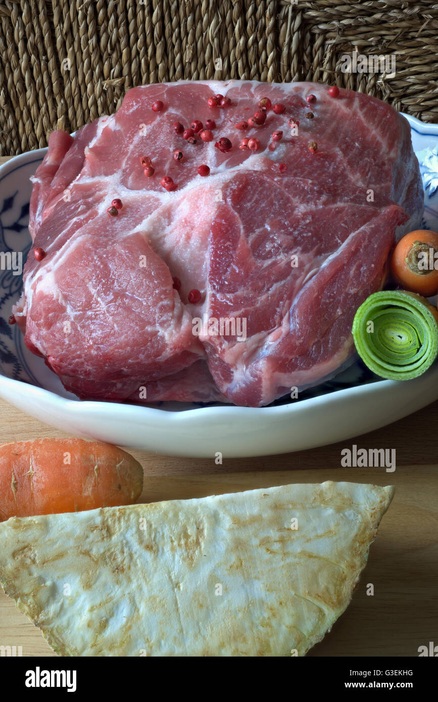 Schweinefleisch, ohne Schulterblatt Knochen, mit Gemüse Stockfoto