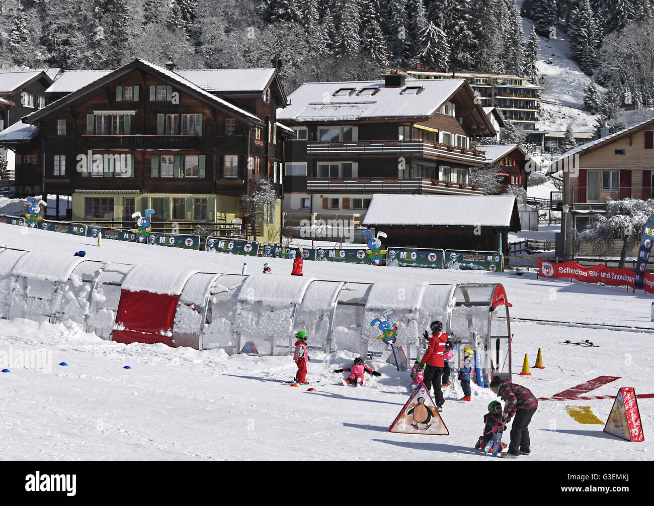 Kinder-Skischule Wengen Schweiz Stockfoto