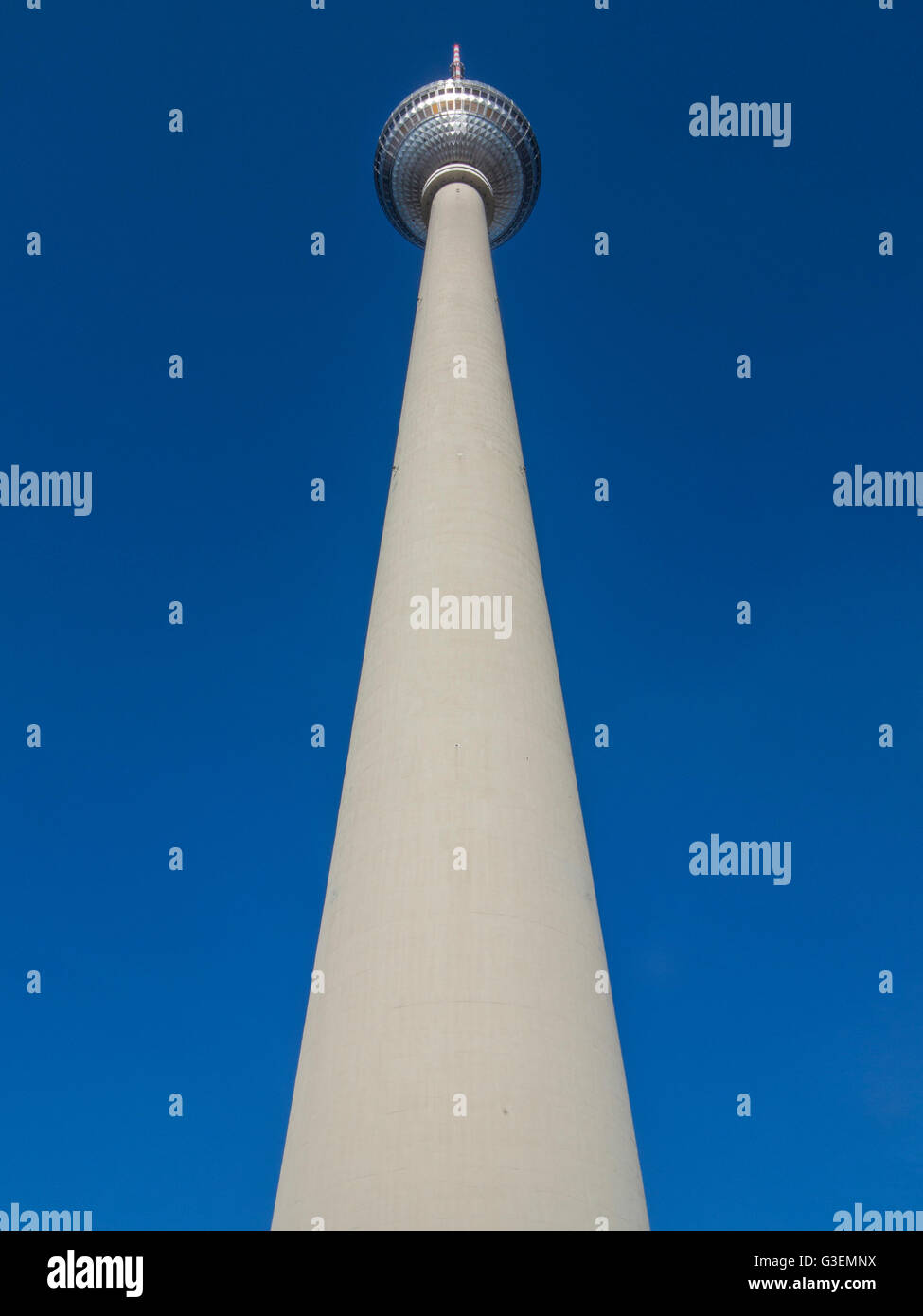 Der Fernsehturm Elevision Tower in zentralen Alexanderplatz in Berlin, Deutschland, Stockfoto