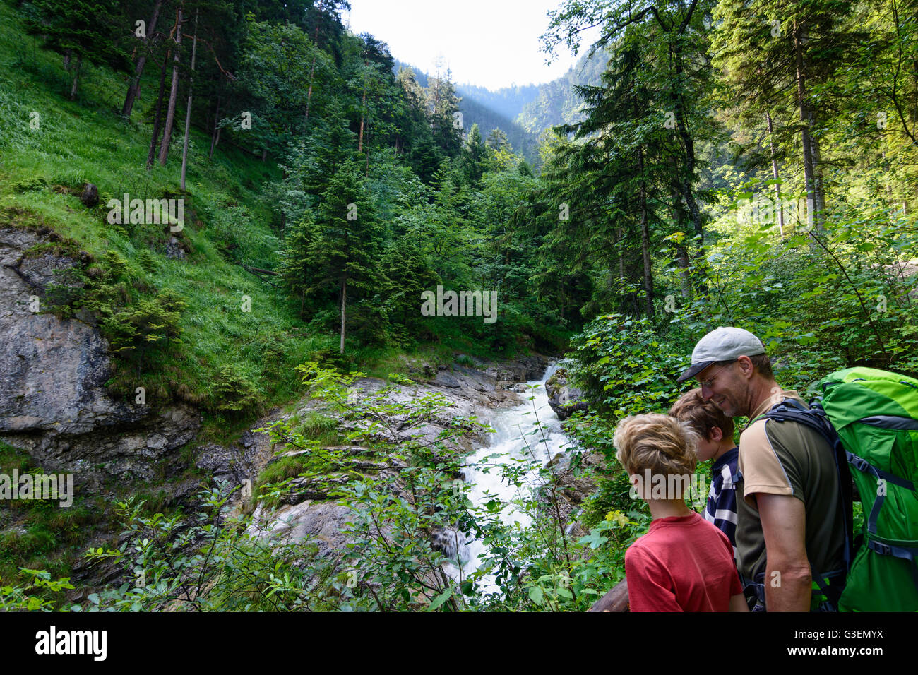 Tal Kuhfluchtsgraben, Wanderer, Deutschland, Bayern, Bayern, Oberbayern, Estergebirge, Oberbayern, Farchant Stockfoto