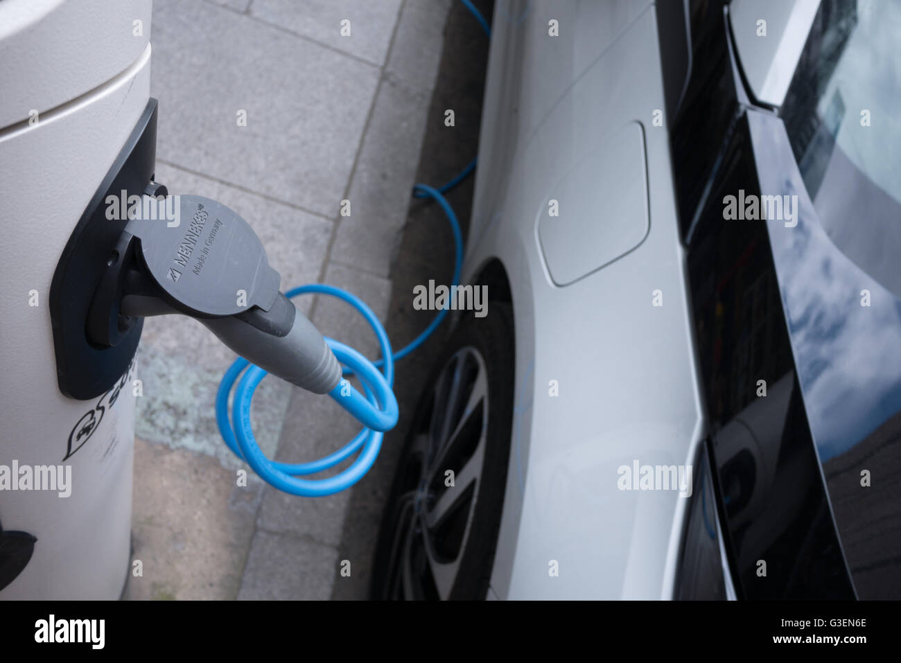 elektrische BMW Auto aufladen auf Power-Point im Zentrum von London Stockfoto