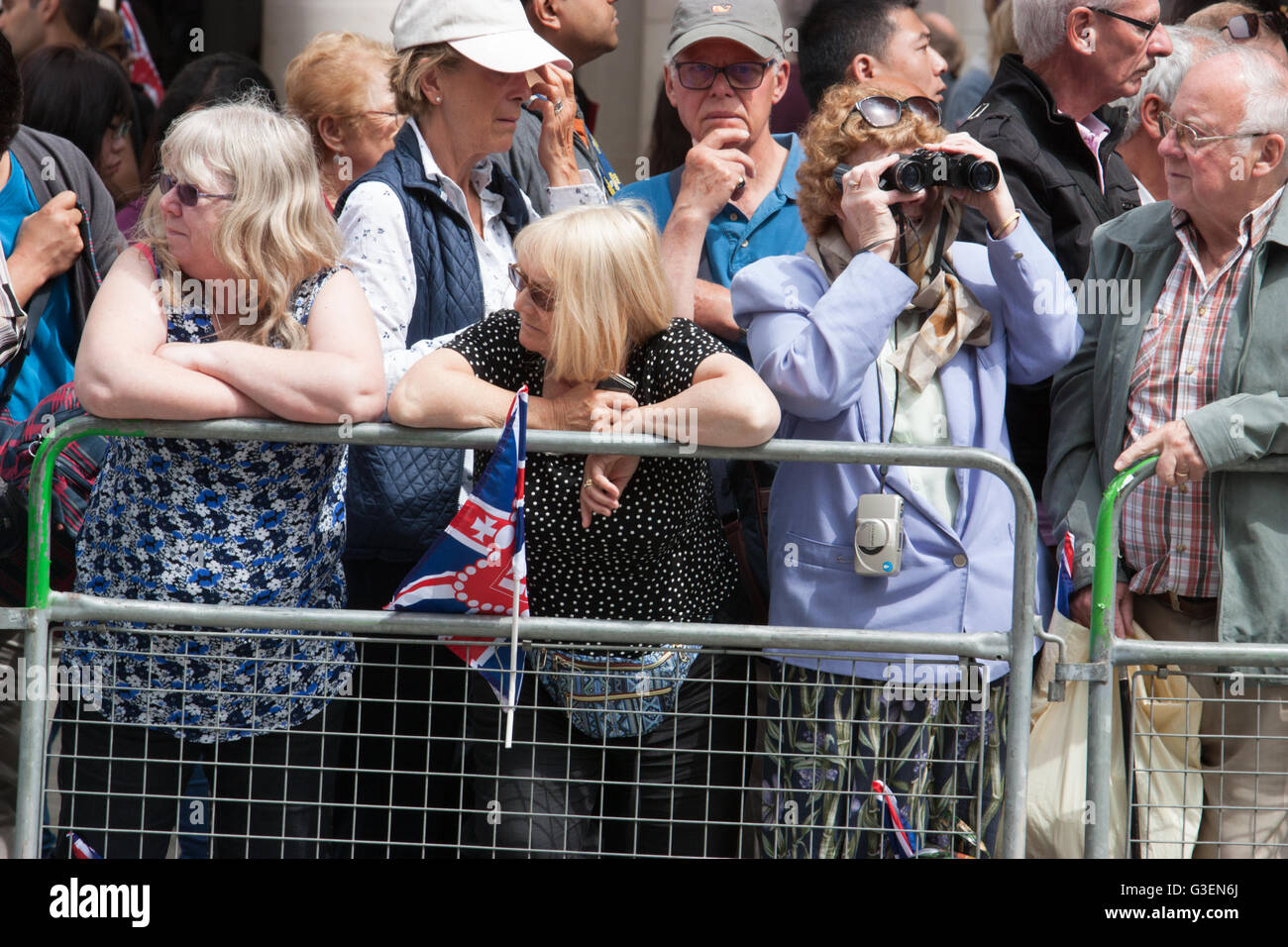 Royalisten warten auf die Königin Elizabeth II des Vereinigten Königreichs, außerhalb St Pauls Cathedral, London Stockfoto