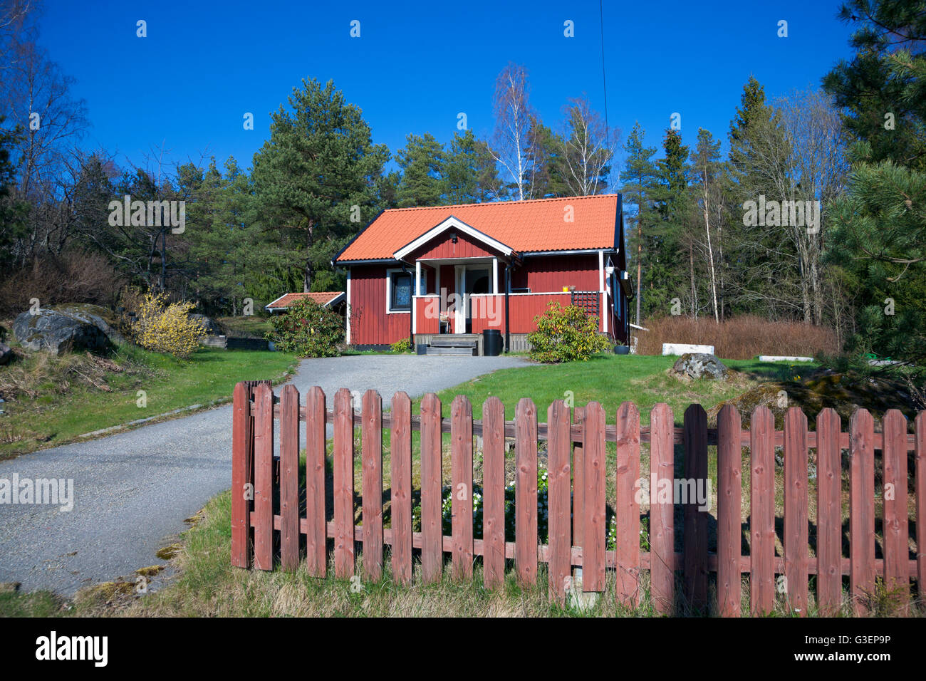 Rot bemaltes schwedisches Schabrackhaus auf dem Land Stockfoto