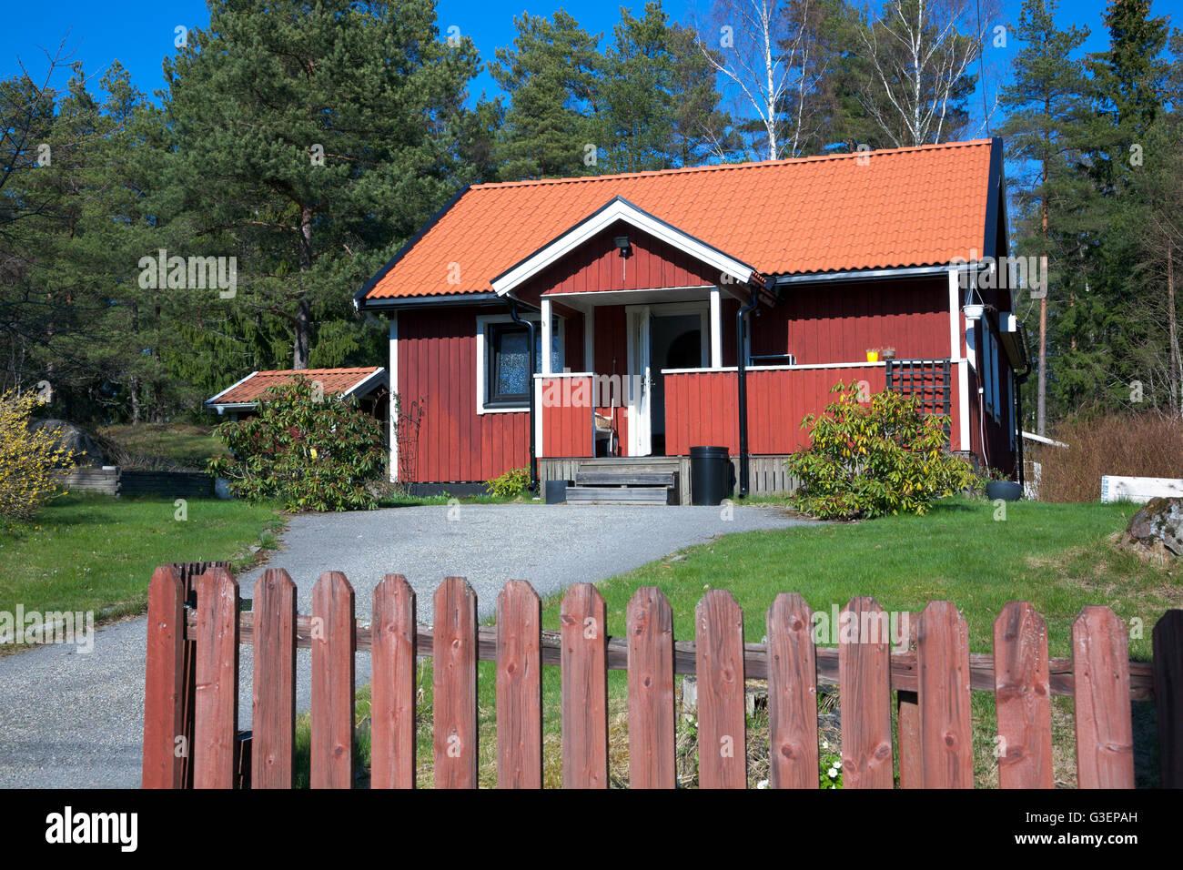 Rot lackiert schwedischen Stilhaus auf dem Land Stockfoto