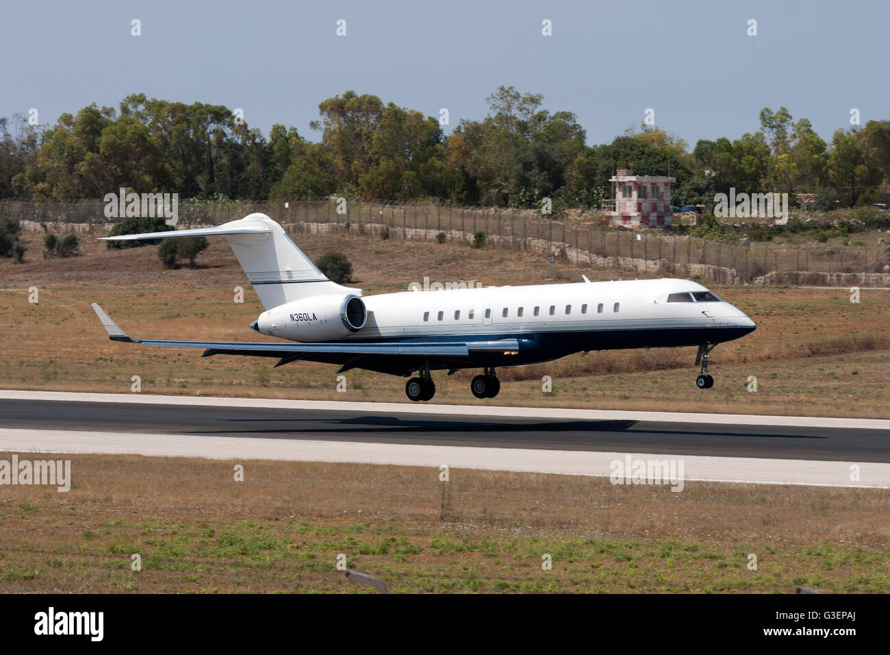 Bombardier BD-700-1A10 Global Express letzten Momente vor dem Touch down auf der Piste 32. Stockfoto