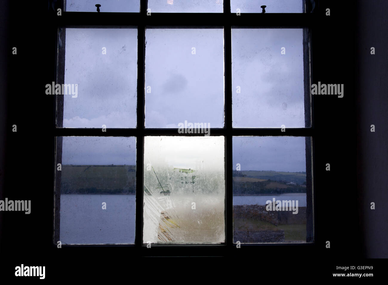 Blick auf Charles Fort Sommer Bucht, Kinsale Hafen durch schmutzige Fensterscheiben County Cork, Irland Stockfoto