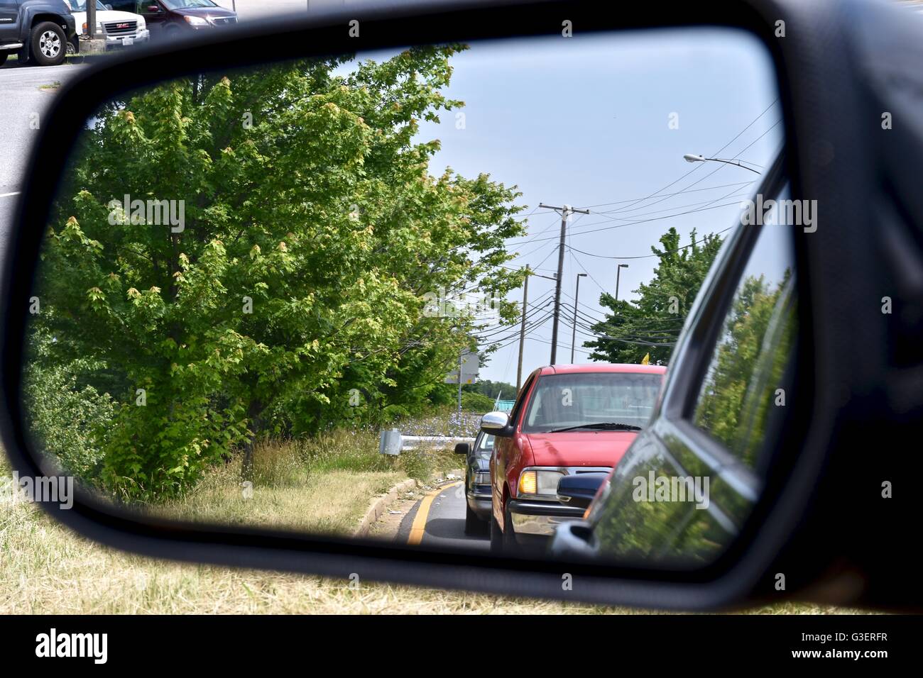 Blick auf den seitlichen Spiegel eines Autos Stockfoto