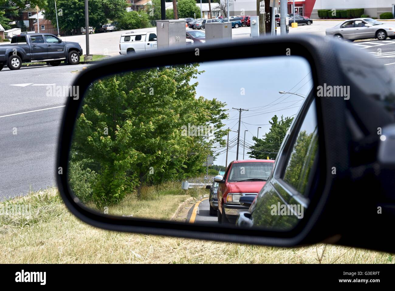 Blick auf den seitlichen Spiegel eines Autos Stockfoto