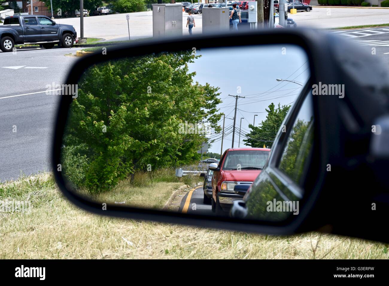 Blick auf den seitlichen Spiegel eines Autos Stockfoto