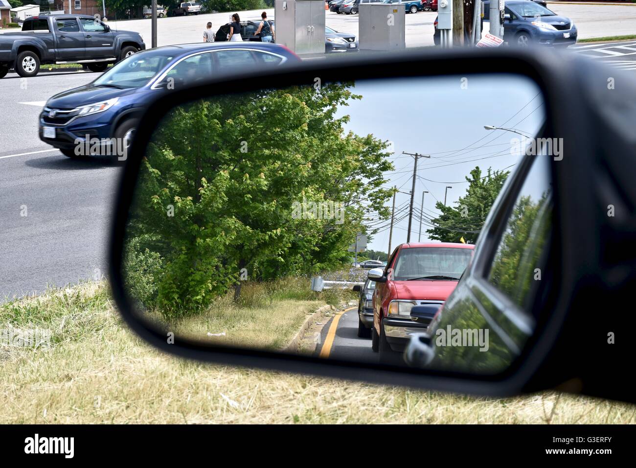 Blick auf den seitlichen Spiegel eines Autos Stockfoto